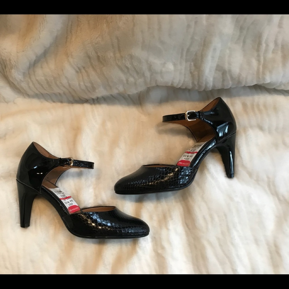 NWT! Sofft black patent leather heels. Size 7.5.